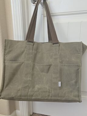 FEED Oversized Tote-Olive
